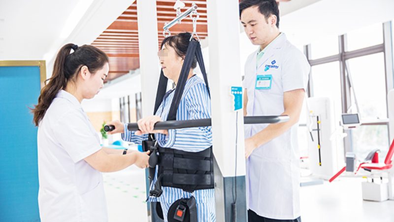 申请条件：申请护理补贴的失能老人需满足以下条件：