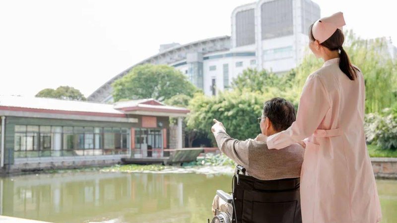 养老陪伴机器人：守护失能老人的智能伙伴**
